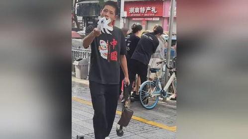 男子路边吃瓜边拍视频,男子边吃瓜边拍视频，引发网友热议