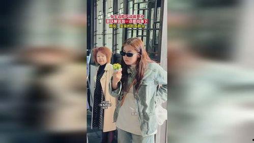 景区内吃瓜女孩视频,瓜田偶遇成网红打卡地