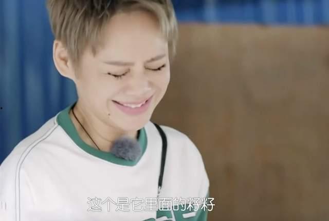 小娃吃瓜的视频,萌态十足，萌娃美食瞬间引网友热议